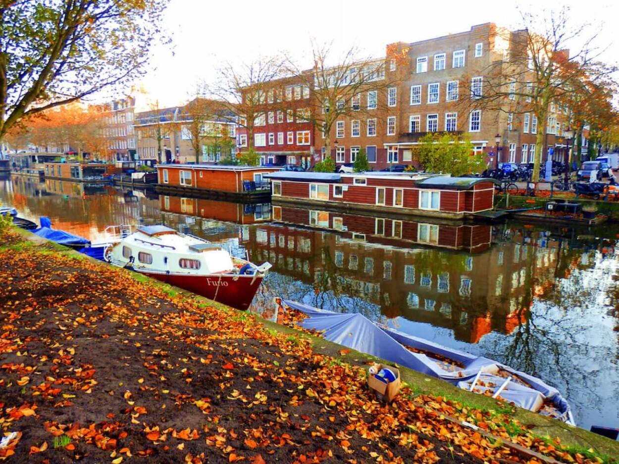Amsterdam-boat-canal-hotel-crowneplaza-autumn