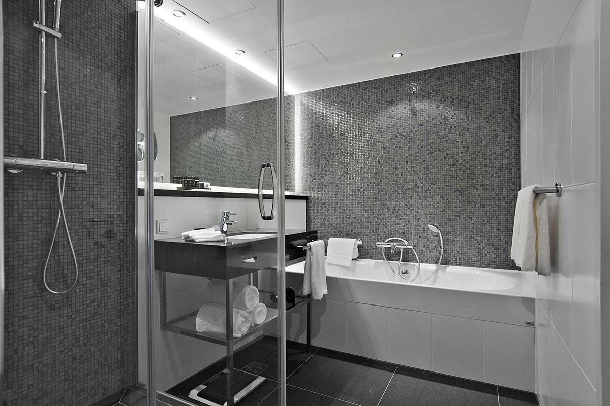 Guest-bathroom-Amsterdam-hotel-Crowne Plaza-travel