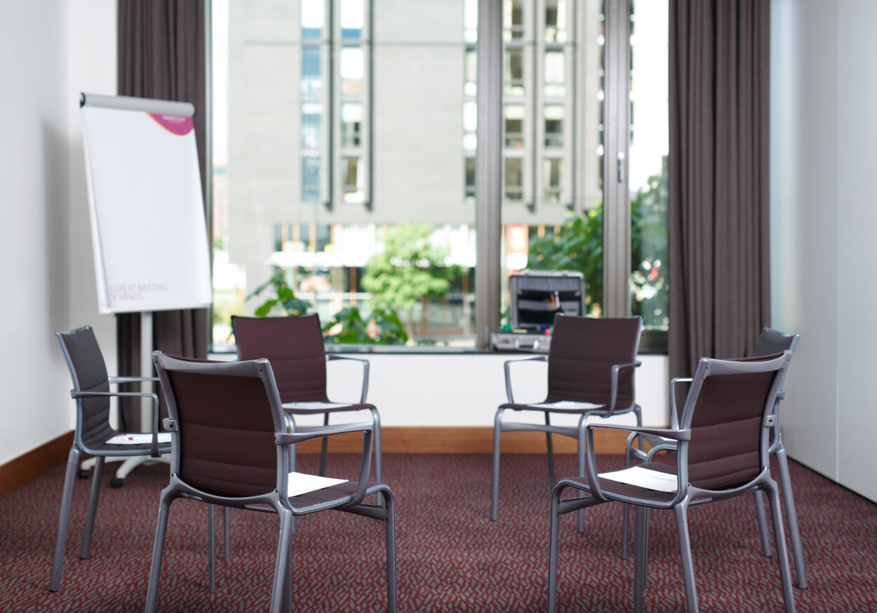 Avenue - Circle of Chairs for your meetings and events at Crowne Plaza Amsterdam South