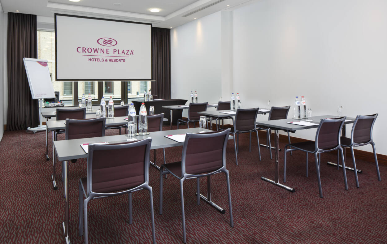 Square meeting room in classroom style in Amsterdam for your events