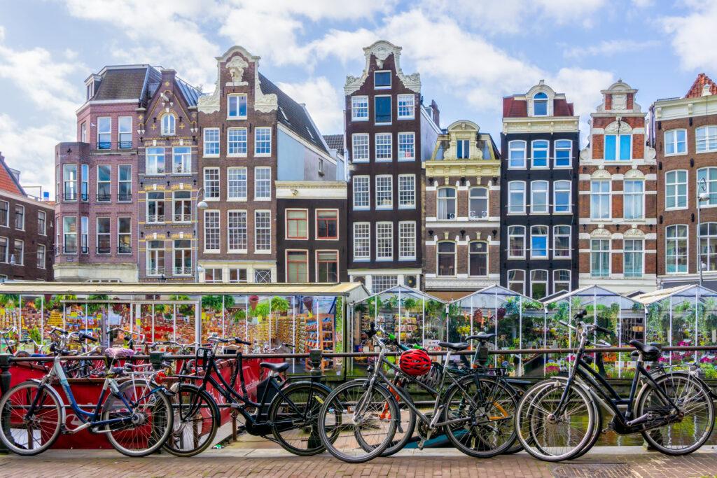 Cycling-romantic-explore-Amsterdam-hotel-Crowne Plaza